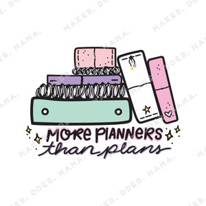 Op de afbeelding: Een stapel kleurrijke planners met de tekst "Meer planners dan plannen" in een speels lettertype. De planners zijn versierd met sterren en harten.