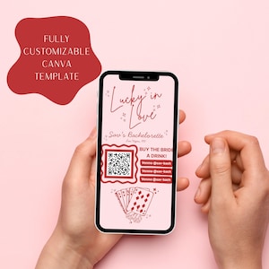 Könnte beinhalten: Ein Smartphone zeigt eine rosa Grafik für einen Junggesellinnenabschied mit dem Text "Lucky in Love". Das Design umfasst Spielkarten, einen QR-Code und den Satz "Buy the Bride a Drink!" Das Telefon wird vor einem rosa Hintergrund gehalten.