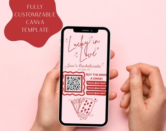 Puede incluir: Un teléfono inteligente muestra un gráfico rosa para una despedida de soltera, con el texto "Lucky in Love". El diseño incluye naipes, un código QR y la frase "Buy the Bride a Drink!" El teléfono se sostiene sobre un fondo rosa.