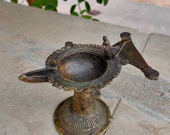 古い真鍮の孔雀の彫刻ランプ、アンティークの高級オイルランプ、インドの家の装飾、ドアランプ、ユニークな形のインドのランプ、ディヤ、ディーパック、インドの家の装飾