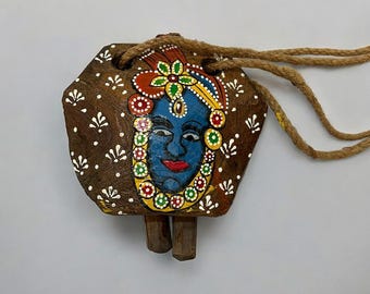 Antyczny drewniany, ręcznie malowany dzwonek wiszący na zewnątrz, przedstawiający hinduskiego boga Shrinath Ji, stary drewniany dzwonek w kształcie krowy, używany w gospodarstwie wiejskim
