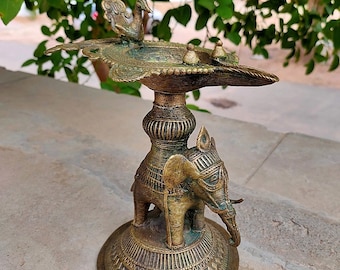 アンティーク真鍮象彫刻ランプ、古代の素晴らしい象の孔雀のフィギュアランプ、ハンドメイドドアランプ、ウェルカムランプ、ディヤ、インドのホームデコレーション