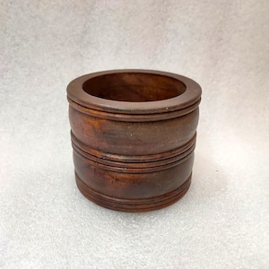 Alte Handarbeit aus Holz, Handarbeit, Pflanzentopf, Handarbeit, Keramiktopf, Handarbeit, Keramik, Töpferei, Handarbeit