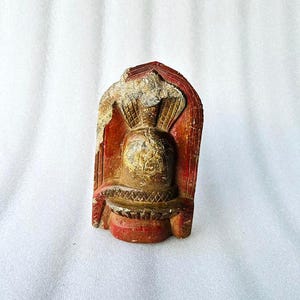 Figura antigua de lingam del dios hindú indio Shiva, escultura de serpiente del dios Shiva grabada a mano en piedra antigua