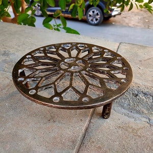 Antike Messing geschnitten Design Stand Blumentopf Stand Blumentopf Stand Hand geschnitzten Stern Design Messing Topfständer indischen Wohnkultur Blumentopfständer