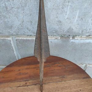 Antique Iron Spear Head Hand Forged Old Unique Spear Collectible Spear Head forme unique flèche Lance tête