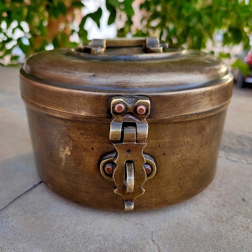 Antique Rare Original Brass Chapati Box Hand shops Crafted Food Storage Box Unique Shape Brass Box With Handle Indian Home Decor Collectible