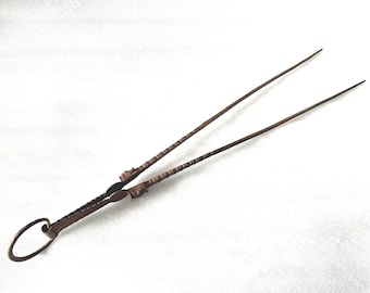Antiguas pinzas de hierro viejas pinzas forjadas a mano pinzas de utensilios de cocina indios decoración del hogar indio antigua tong mogol Diseño de corte Tong herramienta