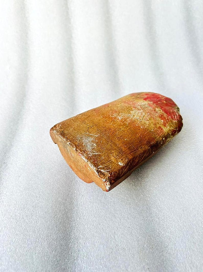 Puede incluir: Un peque&ntilde;o bloque rectangular de madera de color marr&oacute;n rojizo con una superficie lisa y ligeramente texturizada.