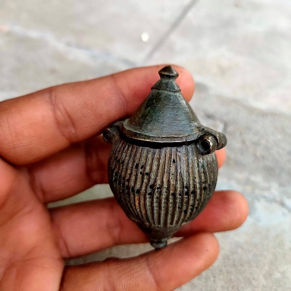 Antique Brass Lime Box boîte de tabac fabriqué à la main pot de tabac pot de lime Unique Trinket Box petite boîte en laiton riche patine décoration intérieure indienne