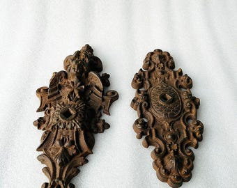 Ganci antichi in ferro massiccio finemente intagliati a mano con volti di bambini floreali da appendere alla parete Jali, vecchi ganci indiani in ferro da appendere alla parete Jali 2 pezzi