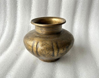 Maceta de latón antiguo finamente tallada a mano, antigua olla de agua de templo sagrado de latón grande y pesada, olla de agua usada de cocina de latón antiguo Kalash