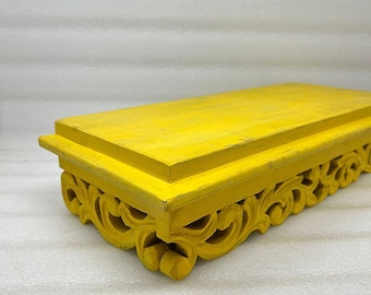 Estante de pared de madera finamente tallada a mano, con aspecto antiguo, soporte para estatua amarilla pintada a mano, estante de pared de madera grande para decoración de pared.