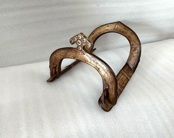 Antiguo raro asiento de montar de madera tallado a mano tira de latón completo hermoso caballo de trabajo sentado asiento de silla de montar museo