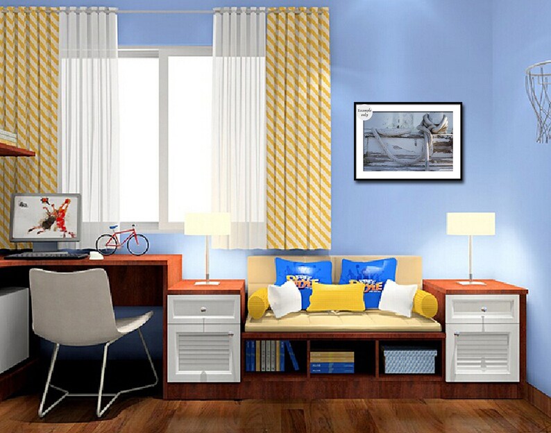 Pode incluir: Um quarto azul e branco com uma mesa, uma cadeira e um sof&aacute;. A mesa tem uma l&acirc;mpada branca, um computador e uma bicicleta. O sof&aacute; tem duas almofadas com o texto "Dunk the One". H&aacute; uma imagem emoldurada na parede com o texto "Example only".