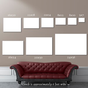 Pode incluir: Uma sala de estar com um sof&aacute; de couro marrom e uma parede bege com molduras brancas de diferentes tamanhos. As molduras s&atilde;o etiquetadas com suas dimens&otilde;es em polegadas. O texto "Couch is approximately 6 feet wide" est&aacute; na parte inferior da imagem.