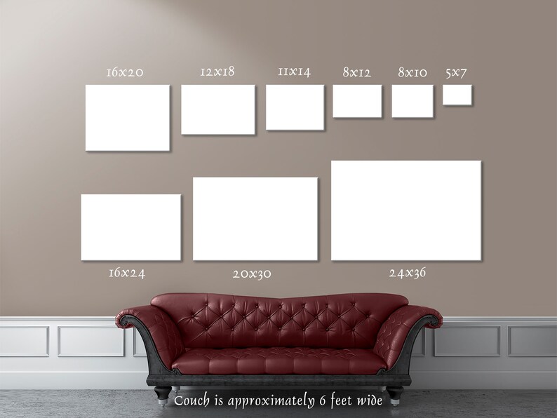 Pode incluir: Uma sala de estar com um sof&aacute; de couro marrom e uma parede bege com molduras brancas de diferentes tamanhos. As molduras s&atilde;o etiquetadas com suas dimens&otilde;es em polegadas. O texto "Couch is approximately 6 feet wide" est&aacute; na parte inferior da imagem.