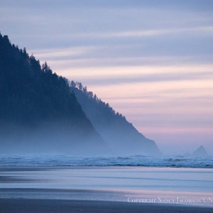Hazy Mist over Beach Print ~ Lavendel Blau Blassrosa Küstenwandkunst, Traumhaftes Sonnenuntergangsfoto, Oregon Coast Ocean Photography, Seashore Cliffs