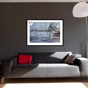 Pode incluir: Um close-up de uma superf&iacute;cie de madeira branca desgastada com uma corda branca grossa enrolada no topo. A corda est&aacute; amarrada em um n&oacute; e as pontas est&atilde;o penduradas.