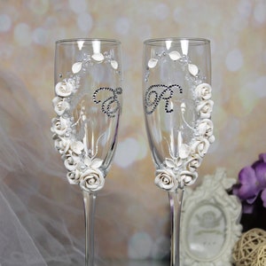 Personalized Wedding champagne glasses with white roses-Wedding toast flute with pearls-Wedding rhinestones favor-Wedding gift glasses