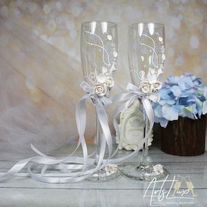 White wedding champagne glasses with beautiful roses-Romantic wedding toasting glasses-Wedding favor-Floral Toasting Flutes-Wedding gift