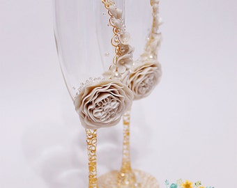 Wedding champagne glasses with beautiful flower in Ivory&Gold-Wedding toasting flutes hand painted-Wedding floral favor - Wedding Gift idea