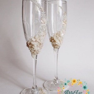 Wedding glasses in Ivory - Gentle Wedding toasting flutes - Wedding champagne glass - Wedding favor - Wedding gift - Floral Toasting glasses