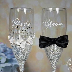 Bride&Groom Wedding champagne glasses-Personalized Black and White toasting flutes-Flowers champagne flutes-Pearls and Rhinestones glass