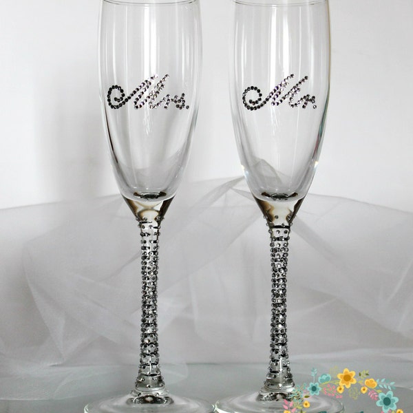 Personalized Brilliant Wedding champagne glasses with rhinestones-Wedding toasting flutes-Bride and Groom wedding favor-Mr and Mrs glasses