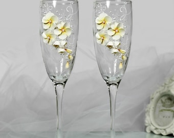Plumeria Wedding Champagne Glasses-Yellow&White toasting flutes-Hawaiian Hula Wedding-Frangipani Wedding favor-Beach Wedding-Wedding gift