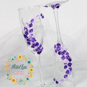 Wedding champagne glasses with romantic purple flowers-Wedding toasting flutes-Wedding favor-wedding gift-Wedding glass-Champagne flutes
