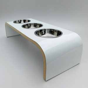 Moderne Eleganz: Dreischalenständer für Hunde und Katzen in stilvollem weißen Finish, personalisierte Höhe, handgefertigt auf Bestellung, leicht abwischbar