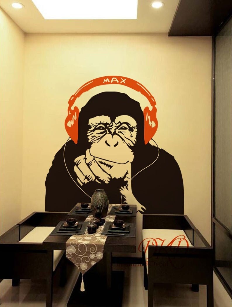 バンクシースタイルの音楽猿のウォールアート、ヘッドフォンで音楽を