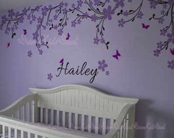 Kirschblüten-Ranken Wandtattoo mit Schmetterlingen, Name fürs Kinderzimmer