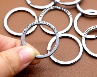 Può includere: Portachiavi in ​​argento con la scritta "Leather Arts & Crafts" incisa.