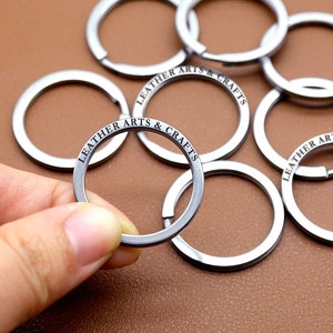 Portachiavi con incisione personalizzata, logo con testo personalizzato, anelli portachiavi in pelle e acciaio inossidabile, accessori artigianali in pelle - Dimensioni portachiavi 35 mm