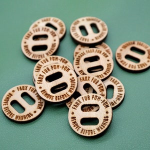 Etichette con bottoni lavorati all'uncinetto in legno personalizzati, bottoni in legno incisi personalizzati con cuore di filato, bottoni con pompon rimovibili, etichette con pompon