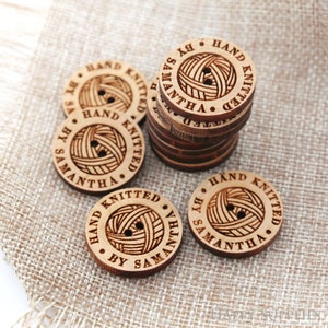 Etichette con bottoni lavorati all'uncinetto in legno personalizzati, bottoni in legno incisi personalizzati con cuore di filato, bottoni con pompon rimovibili, etichette con pompon