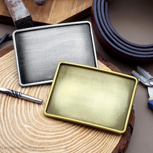 Puede incluir: Un juego de tres tazas de cerámica con un acabado mate moteado. Las tazas son de color crema, gris claro y gris oscuro. Cada taza tiene un diseño simple y minimalista.