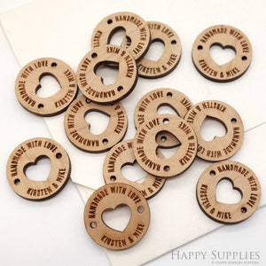 Etichette con bottoni lavorati all'uncinetto in legno personalizzati, bottoni in legno incisi personalizzati con cuore di filato, bottoni con pompon rimovibili, etichette con pompon