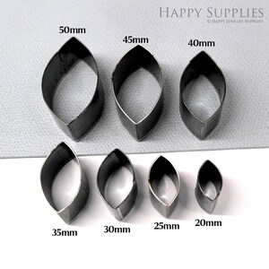 May include: Set of 7 metal leaf-shaped cookie cutters in various sizes: 20mm, 25mm, 30mm, 35mm, 40mm, 45mm, and 50mm.