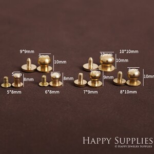 K&ouml;nnte beinhalten: Sortiment aus Messingnieten in verschiedenen Gr&ouml;&szlig;en von 5 mm bis 10 mm Durchmesser. Die Nieten sind goldfarben und haben einen abgerundeten Kopf. Die Nieten sind in Reihen auf einer braunen Oberfl&auml;che angeordnet.