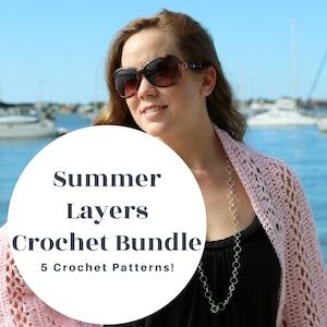 Può includere: Uno scialle all'uncinetto rosa chiaro con motivo traforato indossato sopra un top nero, con una lunga collana a catena argentata a maglie circolari. Un cerchio bianco mostra il testo Summer Layers Crochet Bundle 5 Crochet Patterns!