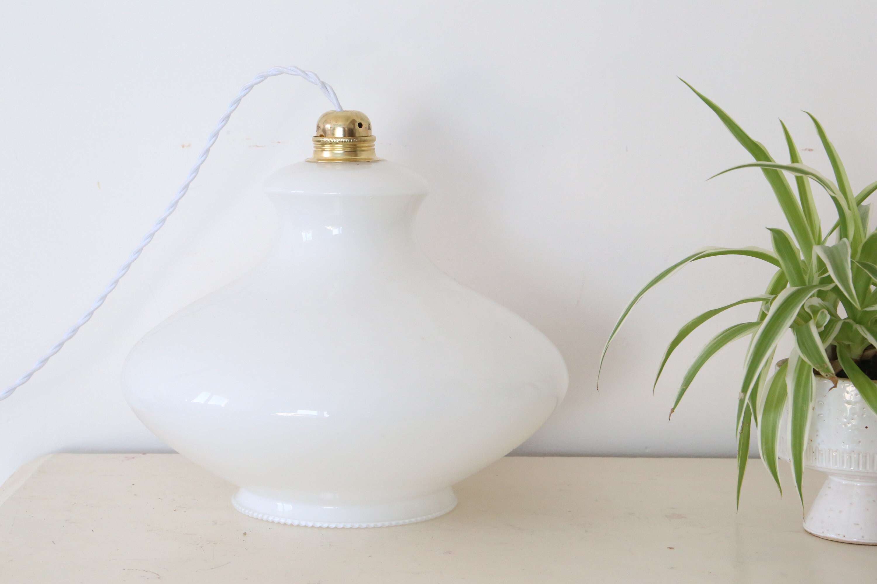 Suspension Opaline Au Bord Dentelé, Vintage