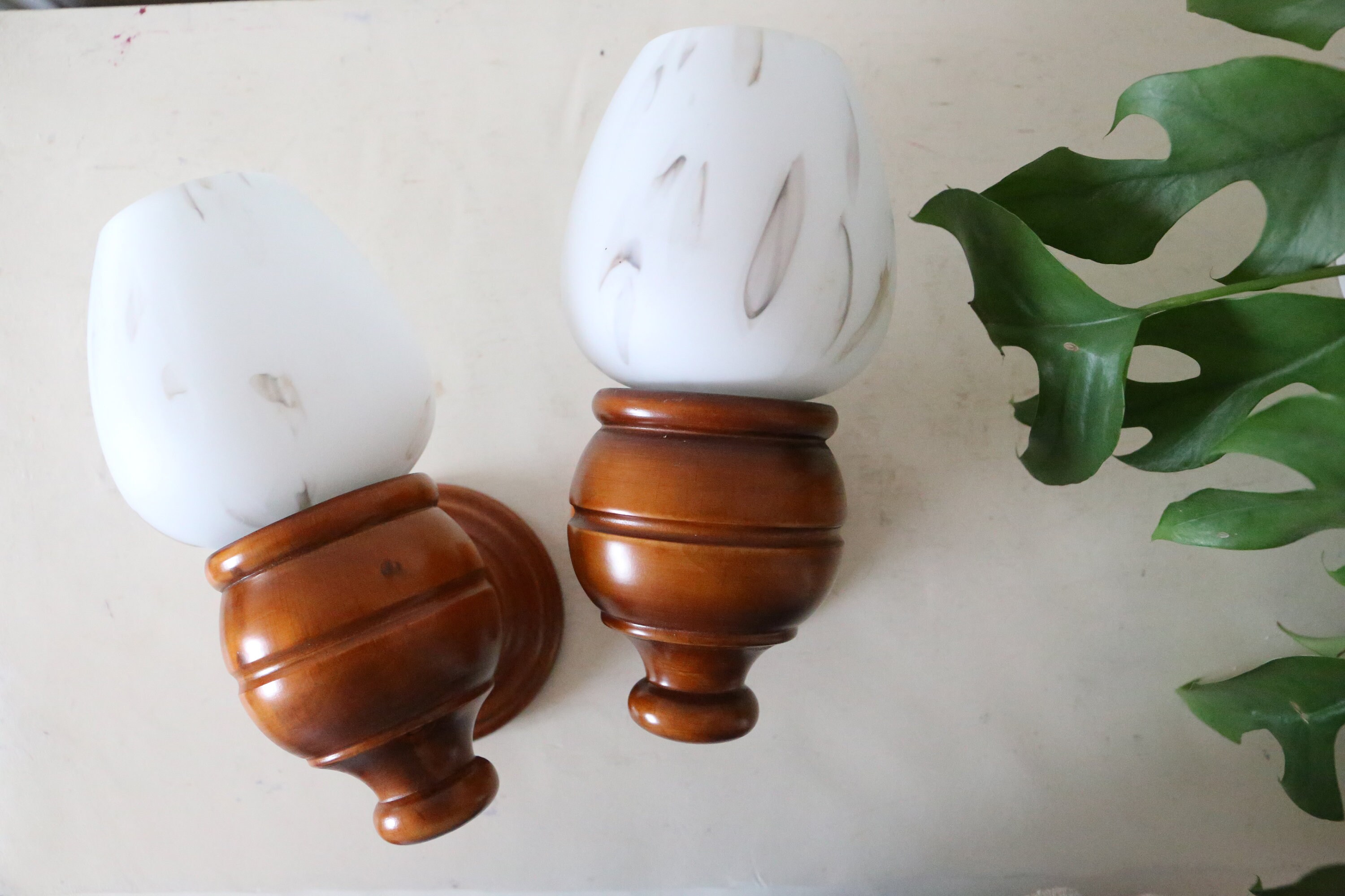 Paire d'appliques en Hêtre et Opaline, Vintage