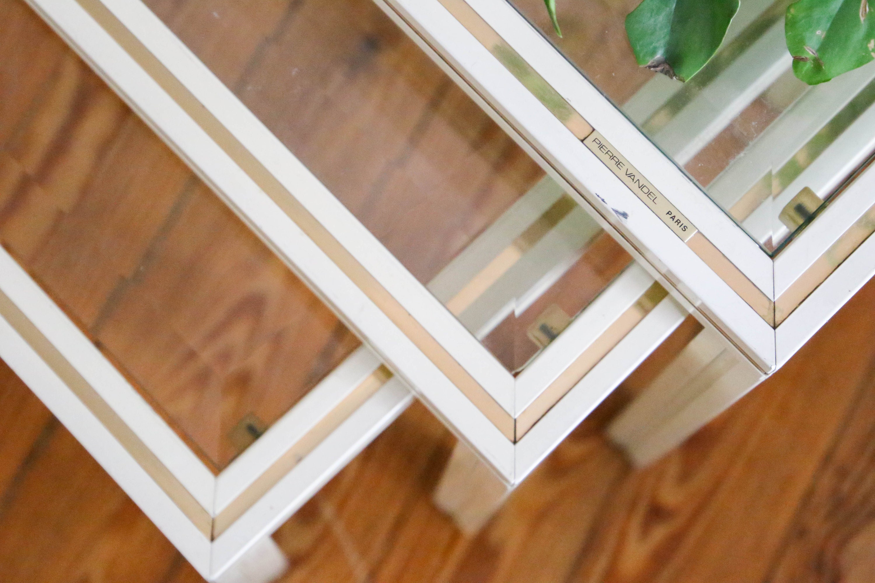 Tables Gigognes Pierre Vandel, Métal Laqué Beige et Laiton, 1970, Vintage