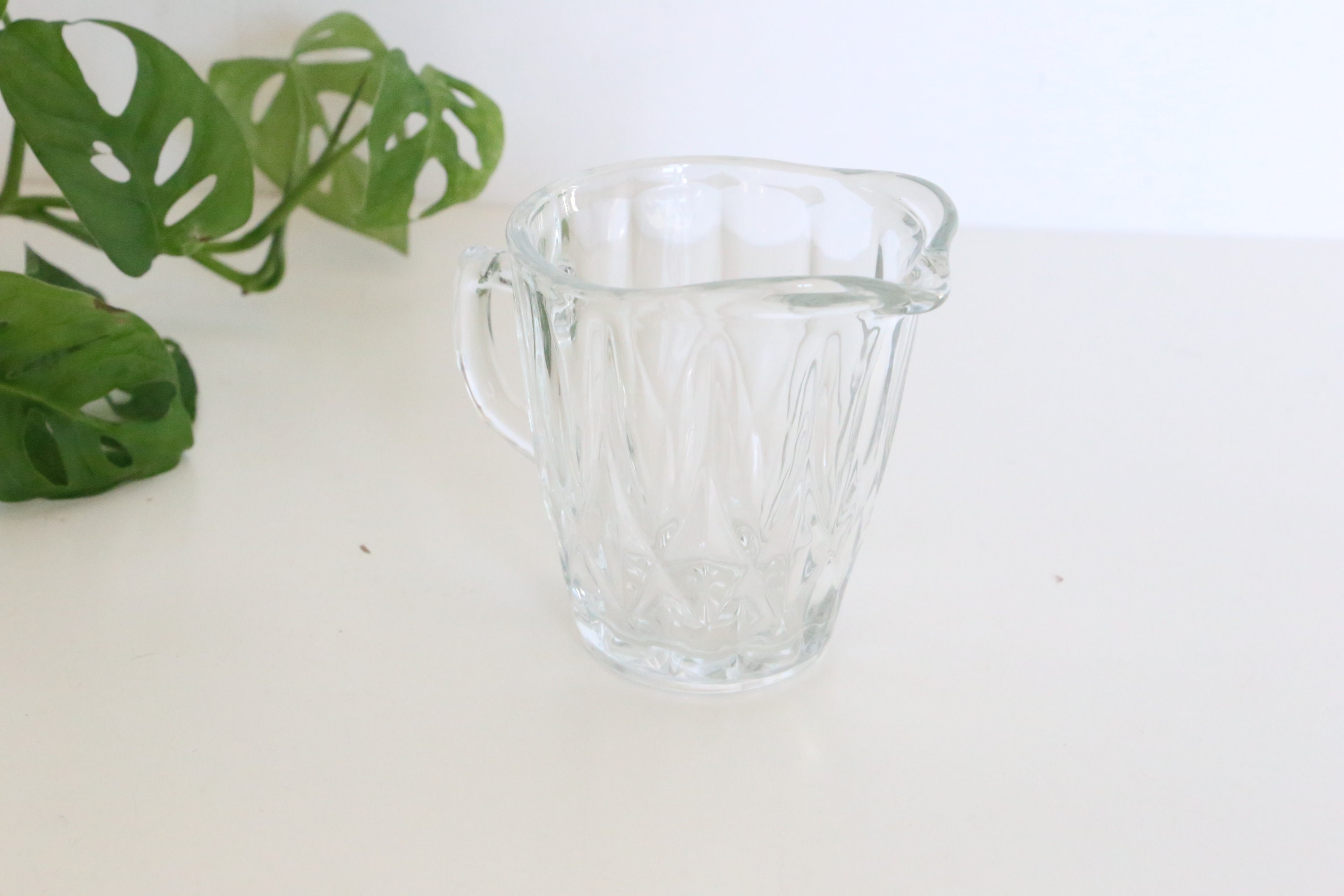 Joli Crémier en Verre Moulé, Petits Pots à Lait, Vintage, France, 1950