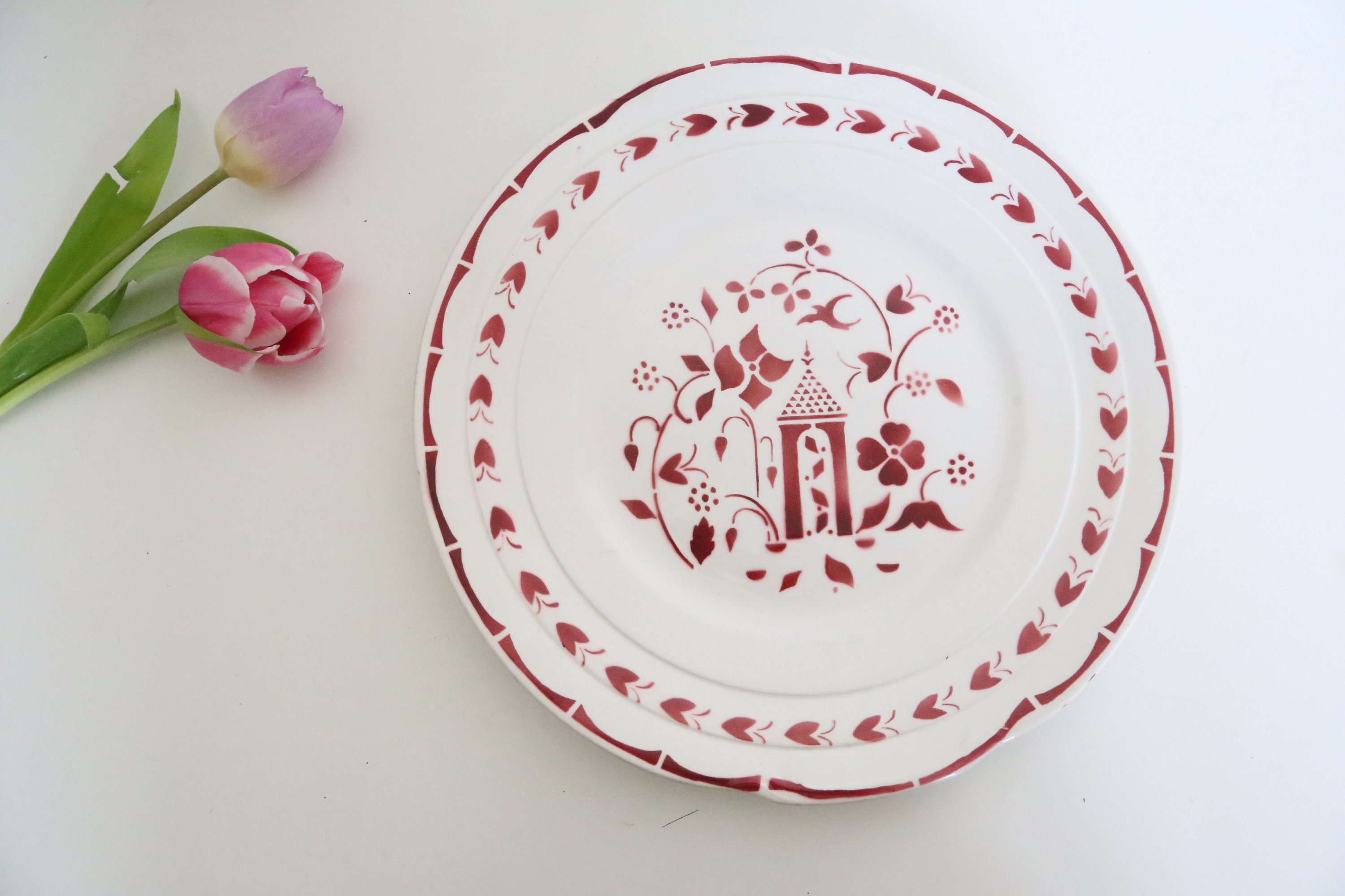 Plat de Service Rond en Céramique Blanche et Décor Rose, 1940, Céranord, Manufacture Française