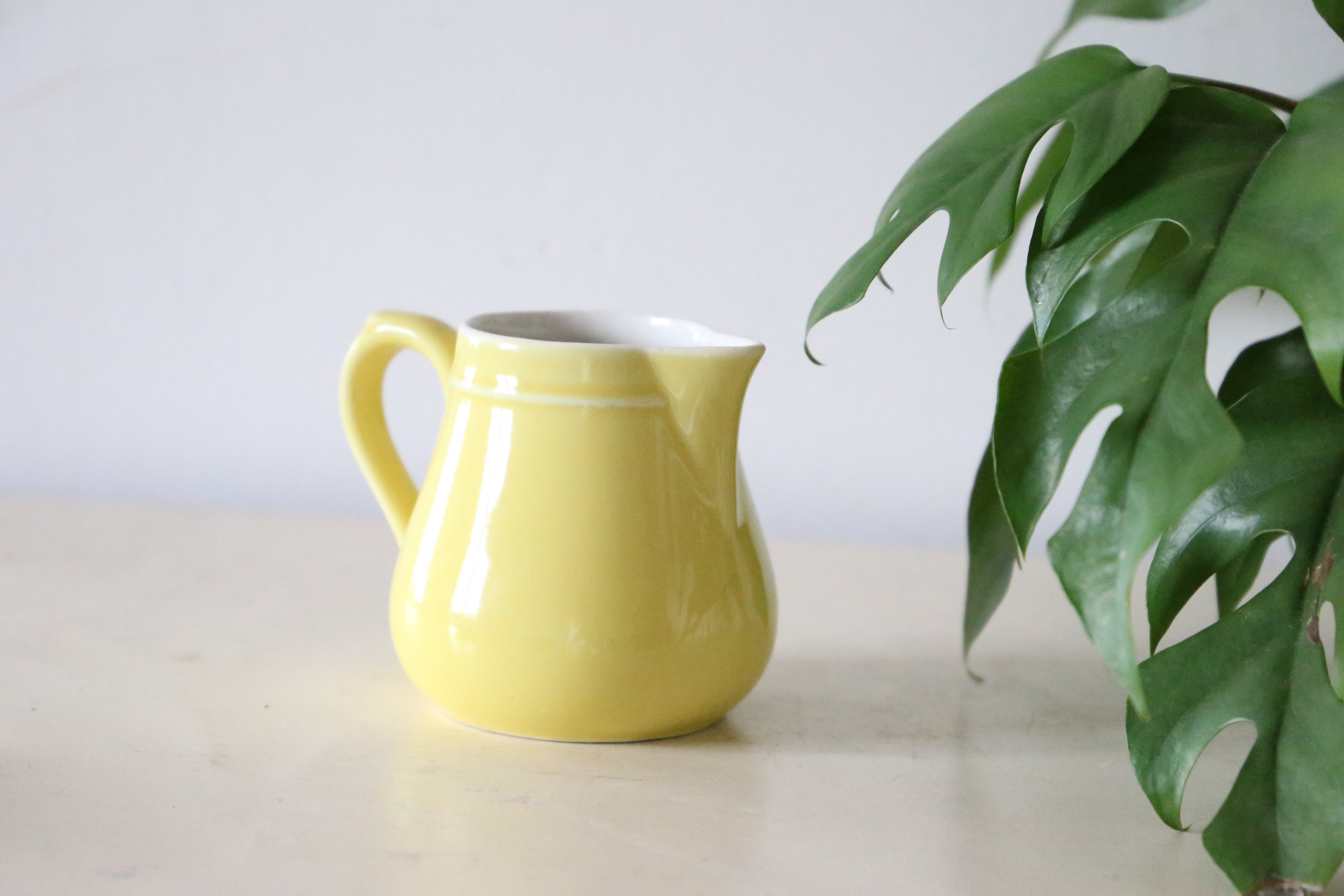 Joli Crémier en Céramique Jaune, Petits Pots à Lait, Vintage, France, 1950
