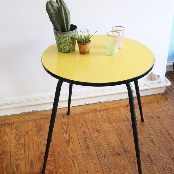 Adorable table d'appoint en formica jaune et piétement métal, vintage